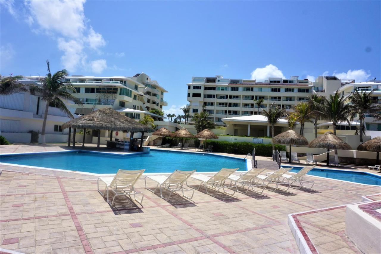 Brisas Beachfront Penthouses Канкун Екстериор снимка
