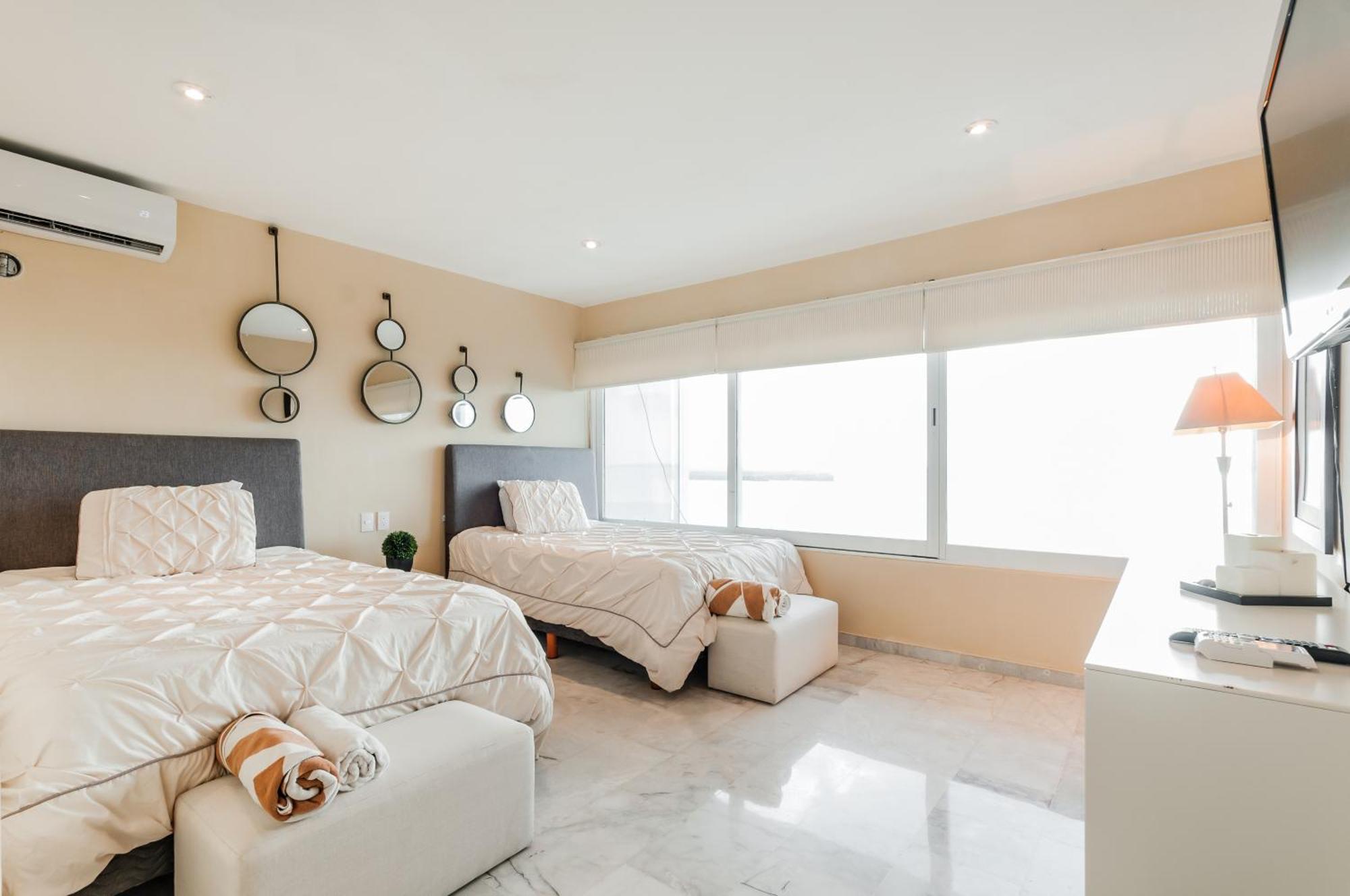 Brisas Beachfront Penthouses Канкун Екстериор снимка