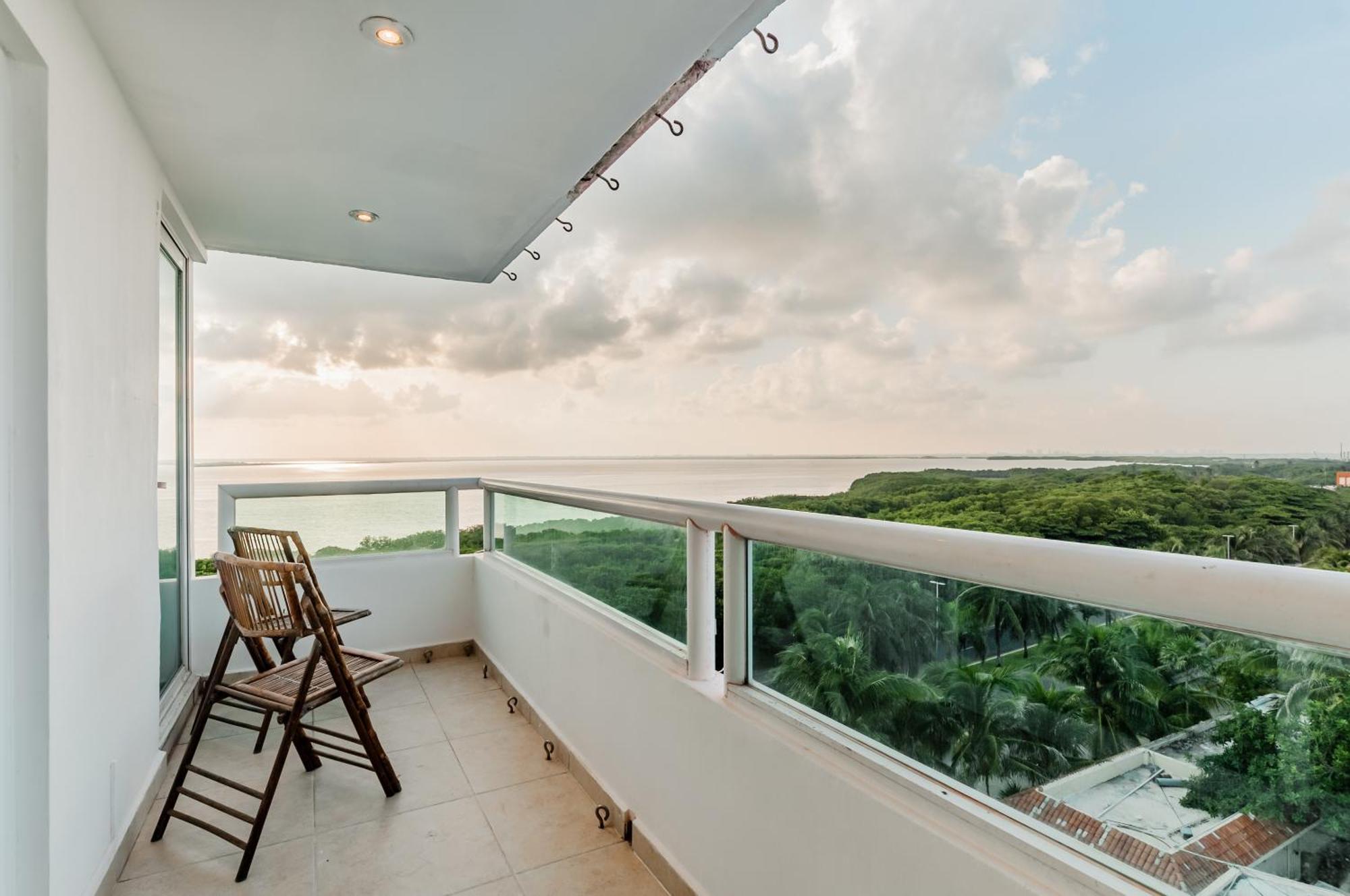 Brisas Beachfront Penthouses Канкун Екстериор снимка