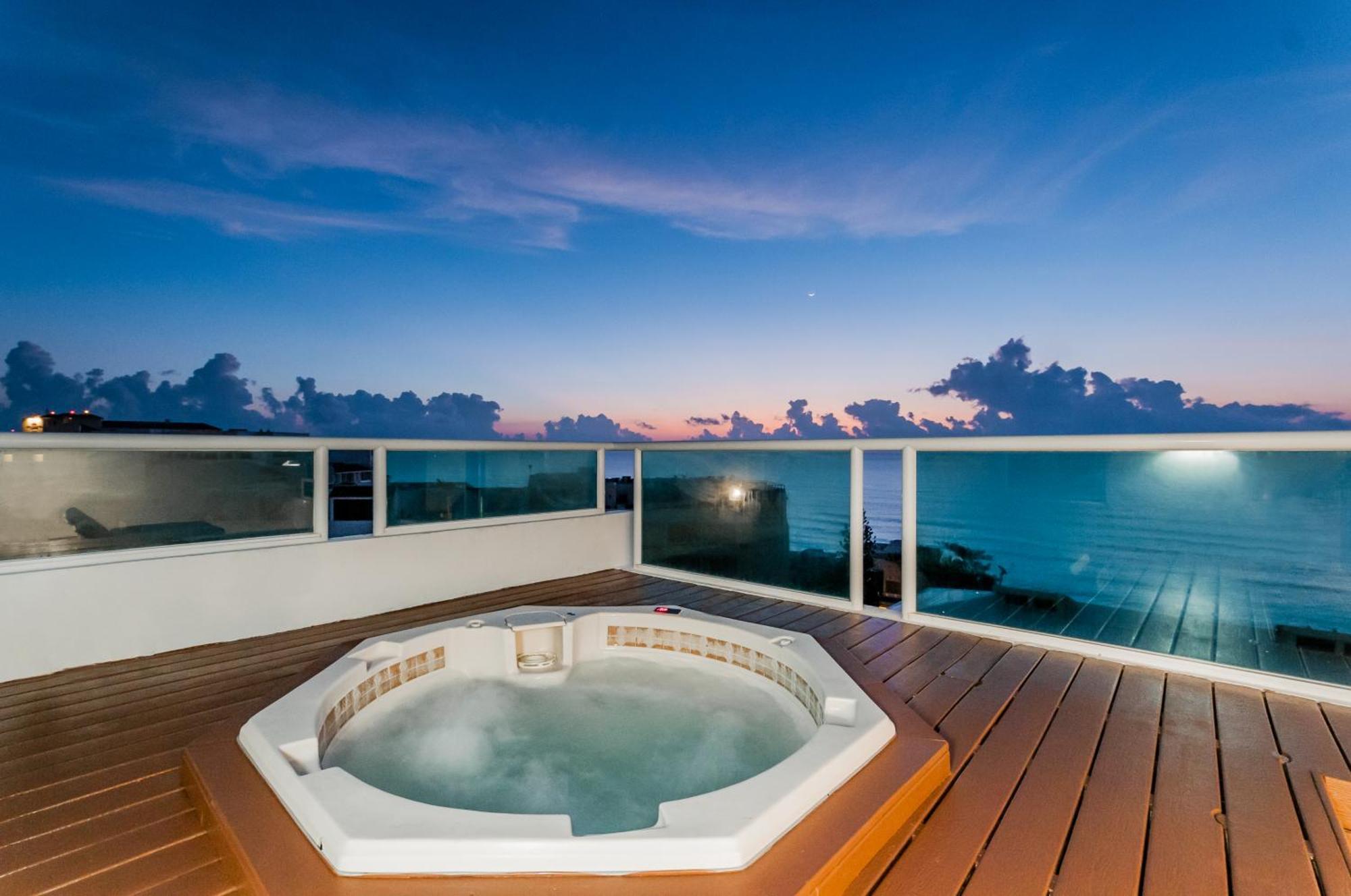 Brisas Beachfront Penthouses Канкун Екстериор снимка