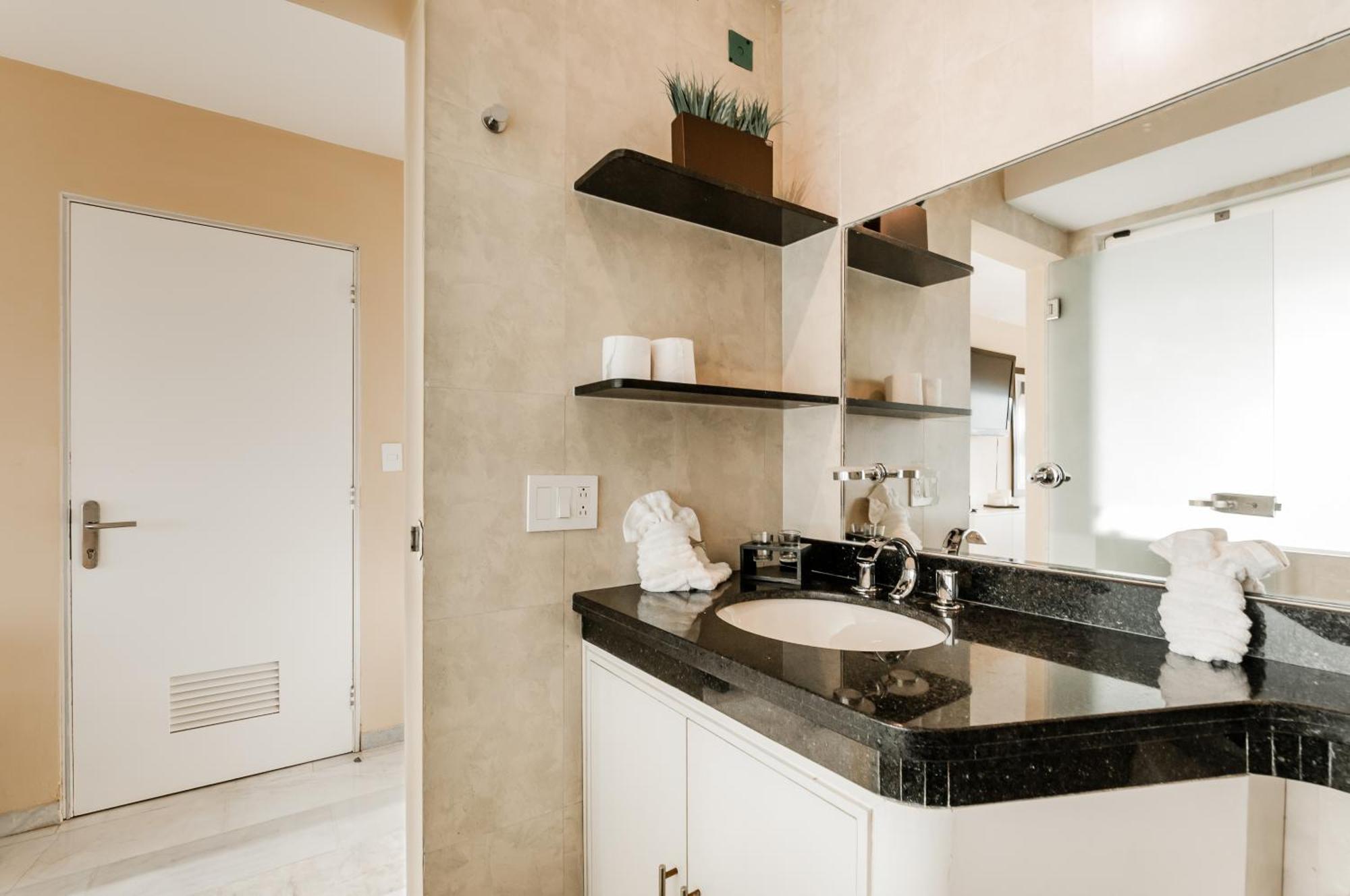 Brisas Beachfront Penthouses Канкун Екстериор снимка