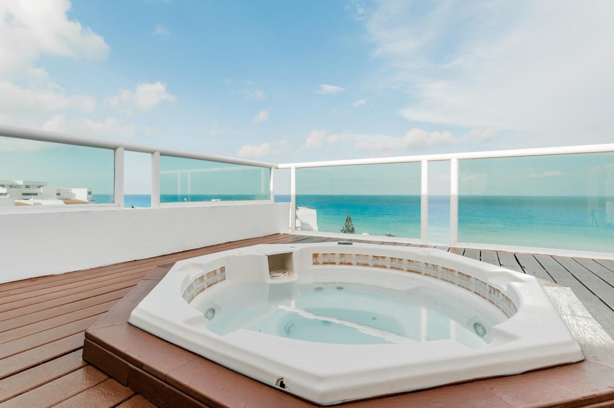 Brisas Beachfront Penthouses Канкун Екстериор снимка