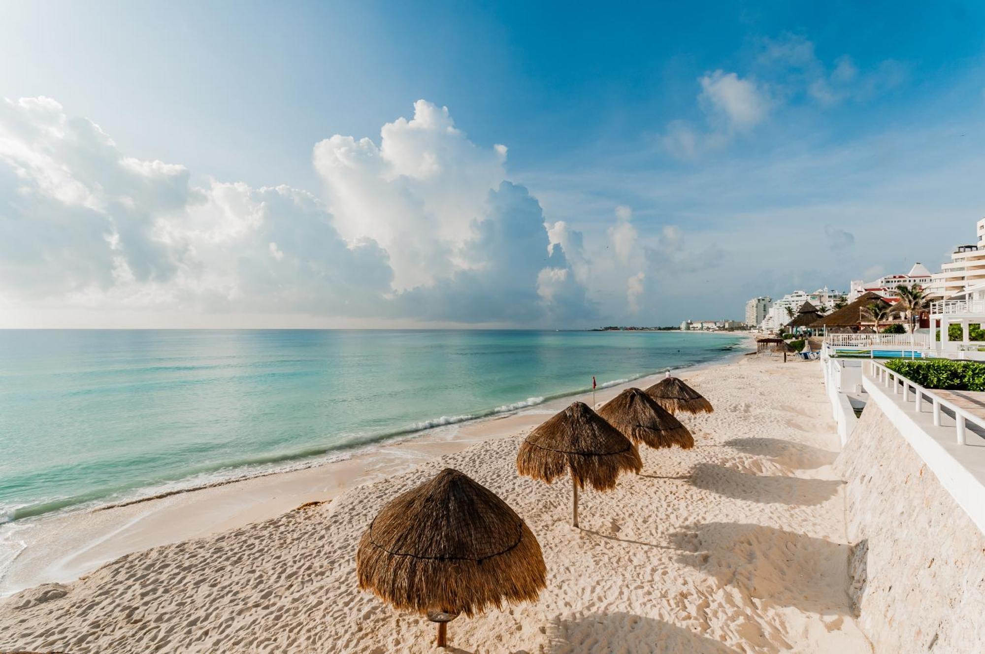 Brisas Beachfront Penthouses Канкун Екстериор снимка