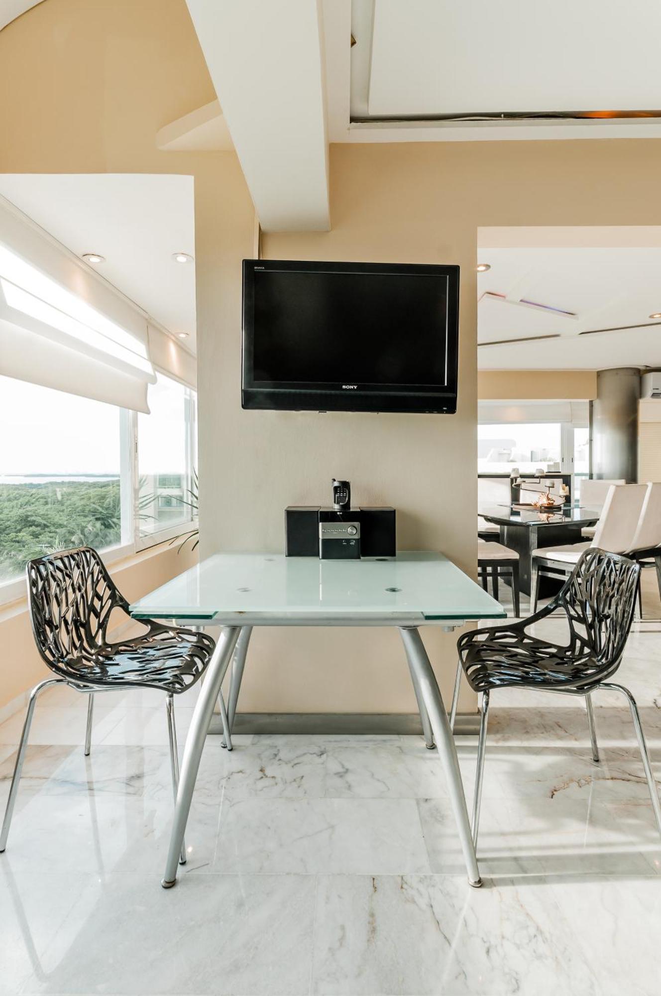 Brisas Beachfront Penthouses Канкун Екстериор снимка