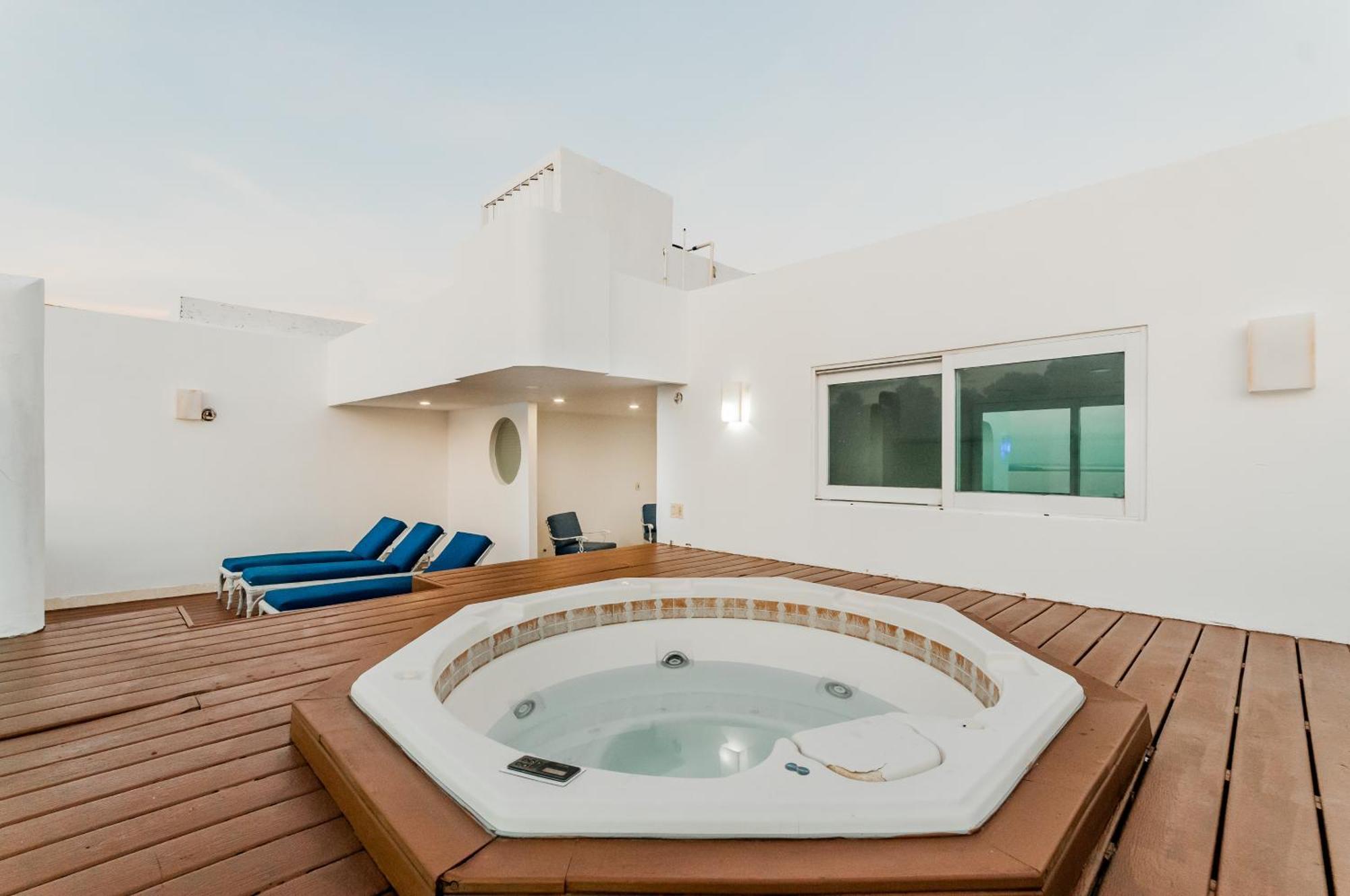 Brisas Beachfront Penthouses Канкун Екстериор снимка