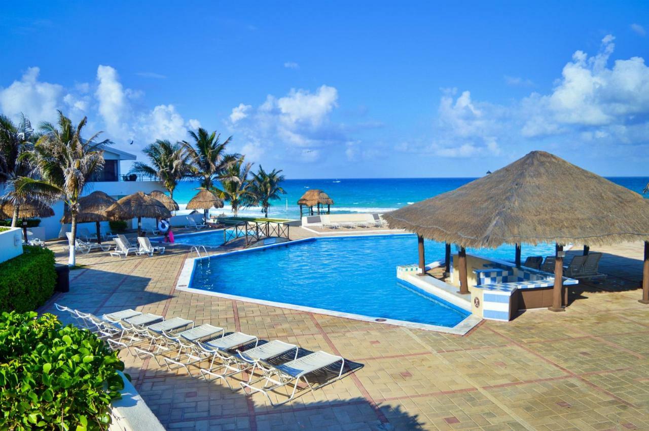 Brisas Beachfront Penthouses Канкун Екстериор снимка